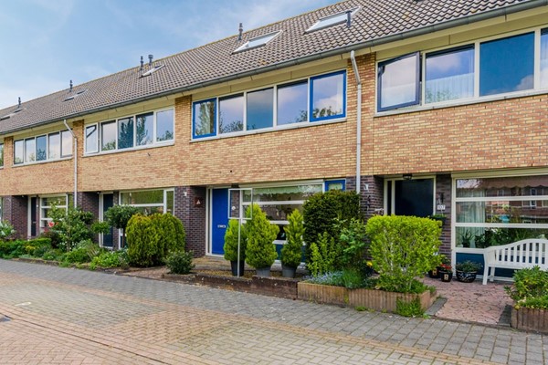 moderne midden woning met 3 slaapkamers en een vrijstaande stenen berging en te koop bij Wiebox makelaars. In de kindvriendelijke woonwijk dichtbij de basisscholen, kinderdagverblijf en speeltuin en het nieuwe winkelcentrum Hoog Dalem in Gorinchem...